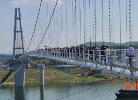 여주 남한강 출렁다리 방문객 100만 명 돌파