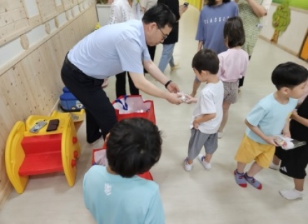 세종어린이집, 정성 가득한 감자 여흥동행정복지센터에 기탁