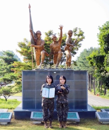 육군 제2신속대응사단 송윤진·김혜민 대위, 소아암 환우 위해 머리카락 기부