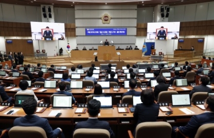 제12대 의회 전반기 의장에 남종섭 의원 선출…부의장에 고은정․김미숙 의원