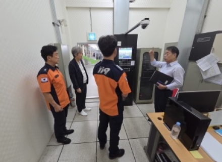 AI 로봇 누비는 2만6천㎡ 의류창고