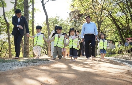 광주시, 시청사 내 ‘힐링 맨발길’ 조성…시민 건강·휴식 공간 마련