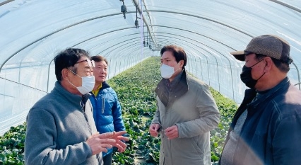 송석준, “코로나19 여파로 어려움 겪는 시설농가 찾아 상황점검 및 격려…
