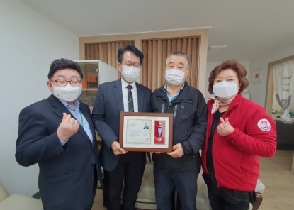 희명약품(주) 지속적인 기부 공로로 적십자 유공장 받아