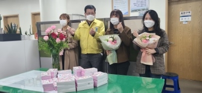 여주시 행복민원과, 시보해제 직원에게 축하 떡과 꽃다발 축하 시간 가져