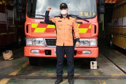 비번 날 화재현장에 뛰어든 소방관...신속하게 큰 불 막아!