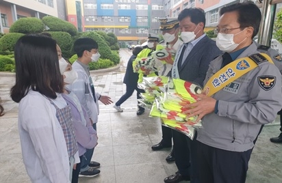 도곡초 교통안전 캠페인 및 안전물품 전달식 실시