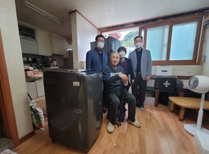 광주시 곤지암읍 지역사회보장협의체, 저소득 홀몸어르신 가구에 청소 및 가전제품 전달