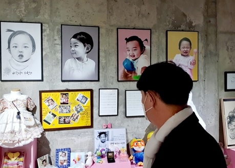 양평군의회 박현일의원, 故 정인 양의 '아이전'관람 및 묘소 찾아 추모