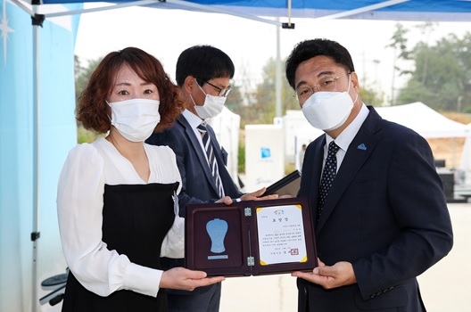 이천시시설관리공단 이금순 주임, 나눔 냉장고 운영 공로 인정받아 이천시장상 수상!