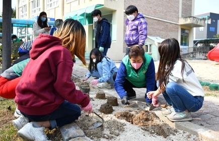 여주 문장초등학교, 가을맞이 꽃밭가꾸기 행사 개최