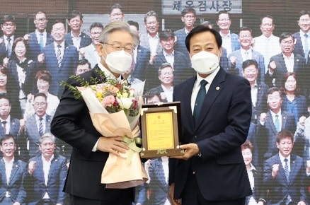 경기도의회, ‘이재명 도지사 감사패 수여식’ 개최