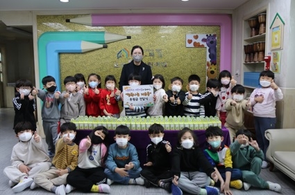 으뜸펀키즈어린이집, “행복나눔 저금통” 모금액 전달