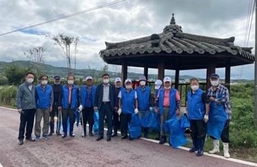 이천시 호법면 환경봉사단 하천변 정화활동 추진