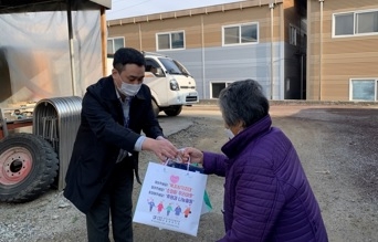 광주시 초월읍, 폐지 줍는 어르신에게 방한용품 전달