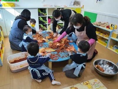강상 자연숲어린이집, 아이와 부모님이 함께하는 사랑의 김장 나누기