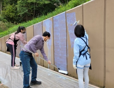 광주 신현중, 마을 벽화로 아름다운 환경 만들기