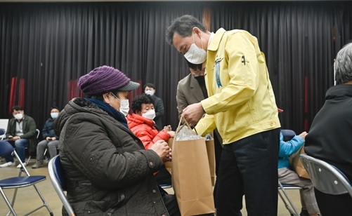 여주시 ‘재활용품 수집 어르신’ 방한용품 전달