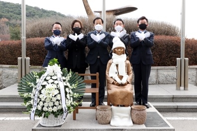 장현국 의장, 14일 ‘道의회 평화의 소녀상’ 건립 3주년 기념 헌화