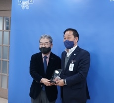 경기도교육청, 양평군청 기초지자체 협력사업 유공 기관장 감사패 전달