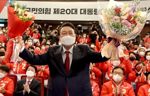 윤석열 국민의힘 대통령 후보 사상 초유 0.73% 차 당선