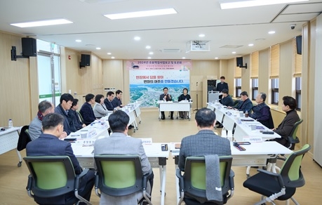 현장에서 답을 찾아, 소통과 토론의 업무보고 가져