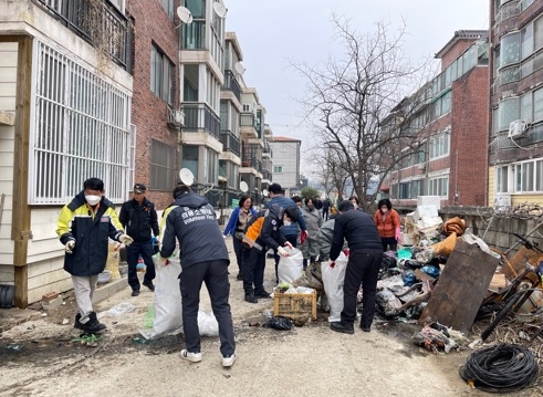 대신면, 주거환경 취약 이웃을 위한 환경정화 봉사 실시