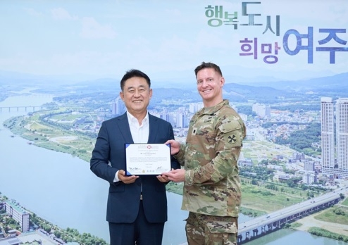美 8군 사령관, 이충우 여주시장에 감사장 전달