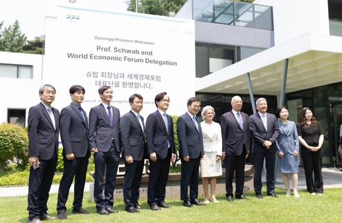 김동연, 세계경제포럼(WEF) 클라우스 슈밥 회장 만나