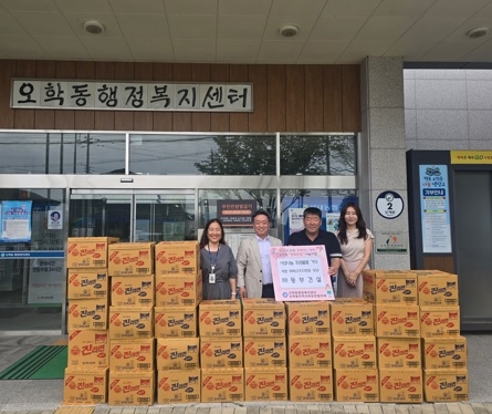 ㈜동부건설, 오학동 행정복지센터에 이웃돕기 라면(100만 원 상당) 기탁