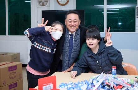 이충우 여주시장 설 명절 맞아 신륵장애인보호작업장 위문