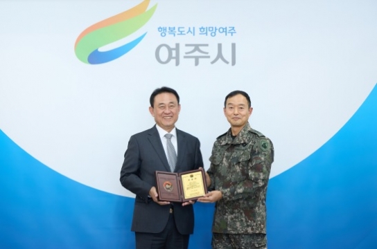 지상작전사령관, 이충우 여주시장에게 감사패 전달