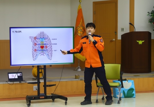여주소방서, 생존 필수 요소 ‘심폐소생술+완강기 사용법’ 교육장 운영